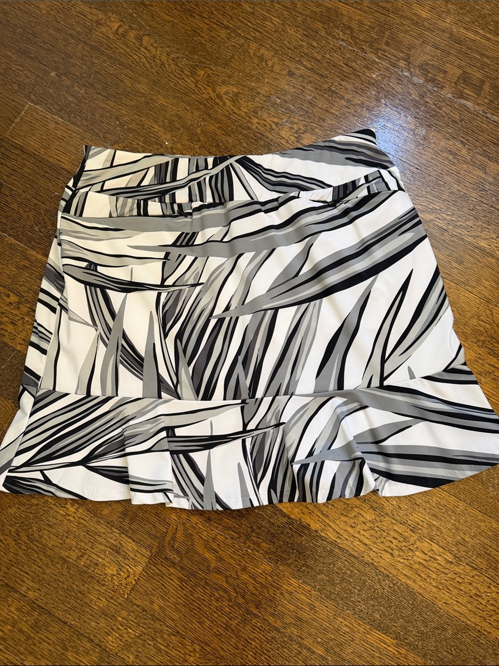 Tail Black and White graphic print Ruffle Hem golf and tennis Skort